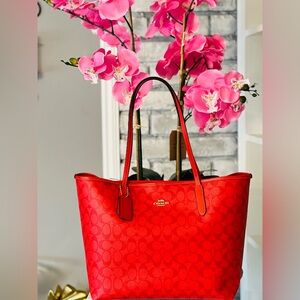 COACH CITY TOTE IN BLOCKED SIGNATURE CANVAS
